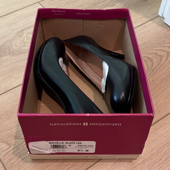 Naturalizer Women's Black Leather Heels - Picture 1 of 5
